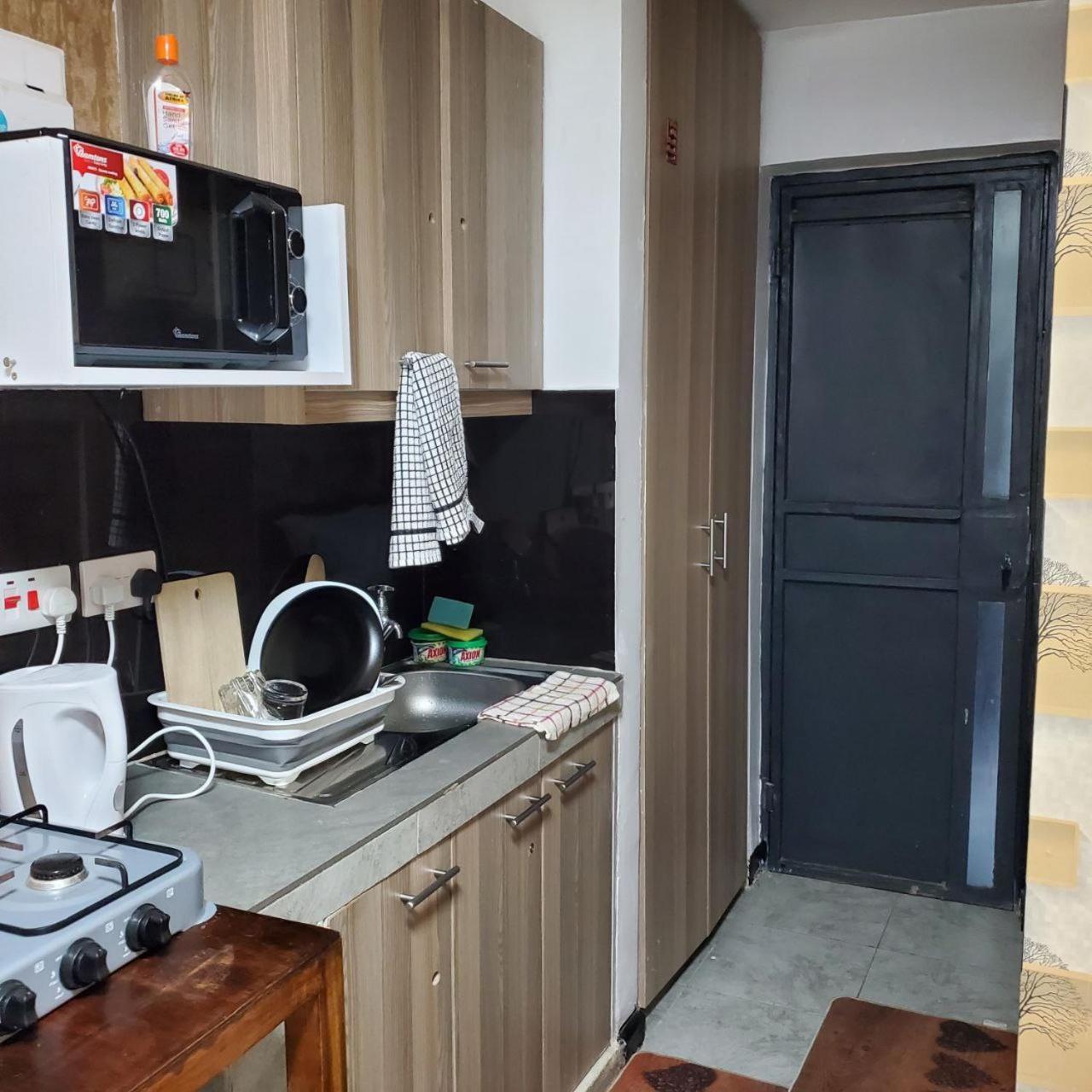 Lovely & Cozy Compact Studio Near Airport With Rooftop View Leilighet Nairobi Eksteriør bilde