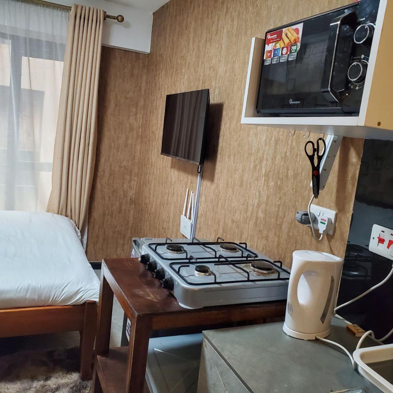 Lovely & Cozy Compact Studio Near Airport With Rooftop View Leilighet Nairobi Eksteriør bilde